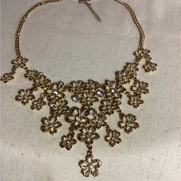 Vintage cascading daisies Gold Floral Statement Necklace center rhinestones - Picture 5 of 10